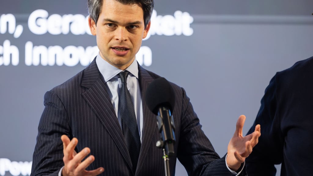 Im Streit um die Hafenpolitik weist Ploß Vorwürfe aus dem Hamburger Rathaus zurück. (Archivbild)