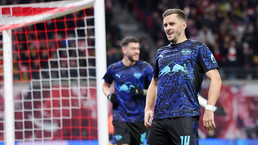 Leipzigs Romulo und Antonio Nusa im Zweikampf mit Dortmunds Waldemar Anton und Jan Couto (v.l.)