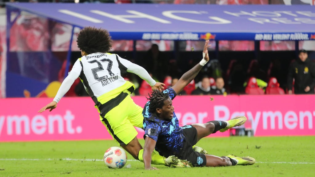 Foul des Anstoßes: RB-Verteidiger Castello Lukeba im Zweikamf mit Dortmunds Karim Adeyemi