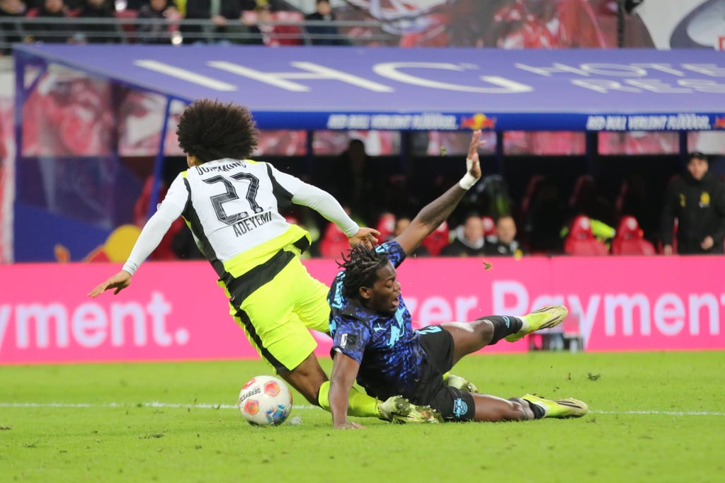 Foul des Anstoßes: RB-Verteidiger Castello Lukeba im Zweikamf mit Dortmunds Karim Adeyemi