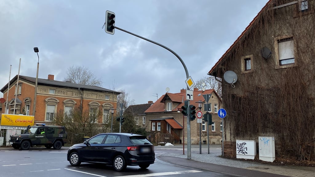 Die Ampel an der Kreuzung Gerikestraße/Hagenstraße in Haldensleben ist ausgestellt. 