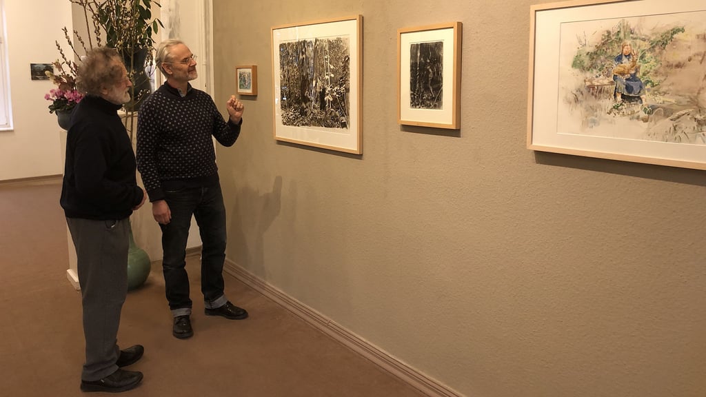 Künstler Thomas Flemming (r.) und Galerist Christoph Kleinhanns im Gespräch in der neuen Ausstellung „Landschaften und Naturgeister“  im Galerie-Café in Gernrode.