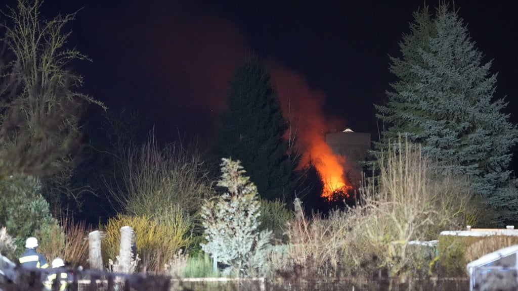 Meterhohe Flammen waren in der Nacht von Freitag auf Samstag, 21. Februar, in der Kleingartenanlage am Dahrenstedter Weg in Stendal zu beobachten.