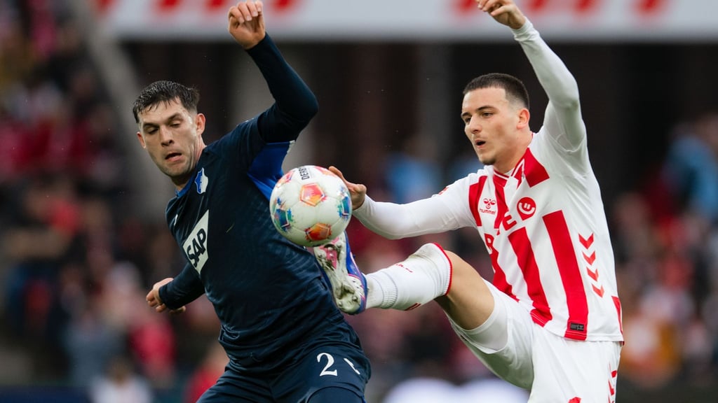 Kölns Said El Mala (r) und Hoffenheims Robin Hranac kämpfen um den Ball.