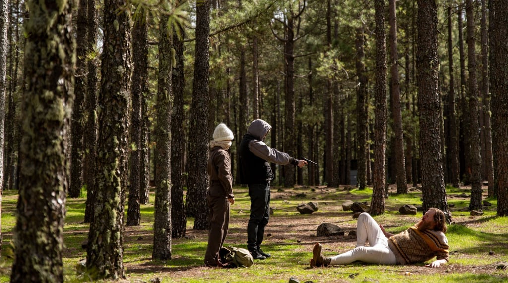 Die Geschwister Maggie (Karoline Schuch) und Kai (Julius Gause) schalten den „Jäger“ Hermit (Lars Sundsbø) aus - Szene aus der Serie „Oderbruch“.