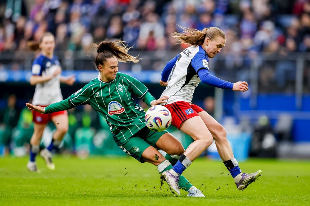 Maja Sternad (l, Werder Bremen) und Annaleen Böhler (Hamburger SV) kämpfen um den Ball.