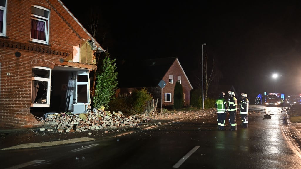 Nach dem Unfall klafft ein großes Loch in der Hauswand.