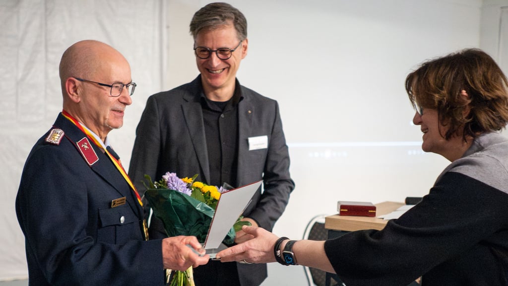 Achim Schmechtig (li.) mit Laudator Gordon Heringshausen und Bürgermeisterin Dagmar Turian. 