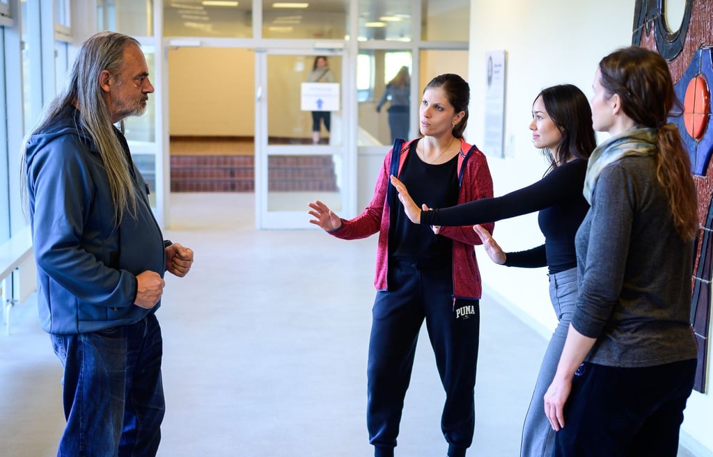 Mitarbeiter der Psychiatrischen Klinik Lüneburg trainieren in einem Rollenspiel professionelle Deeskalationsstrategien.