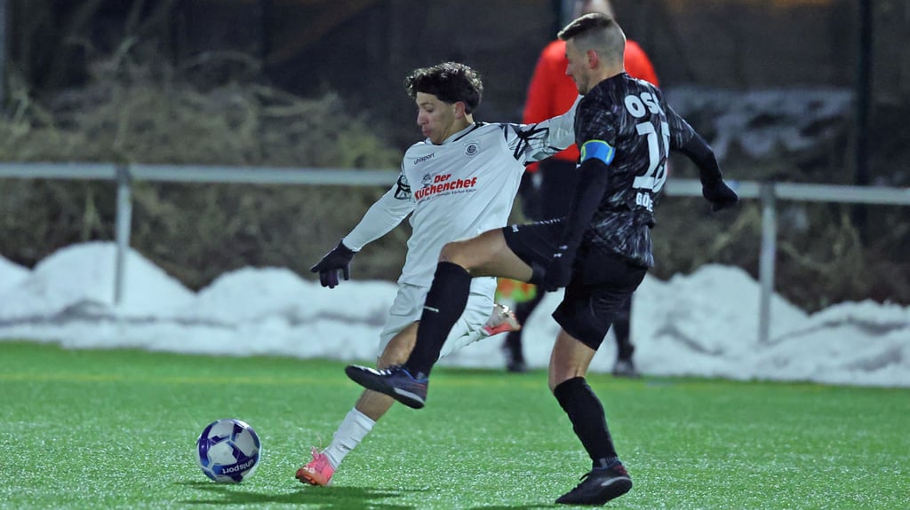 Erzielte und bejubelte den zweiten Ottersleber Treffer am Freitagabend: Ermin Berishaj (l.).