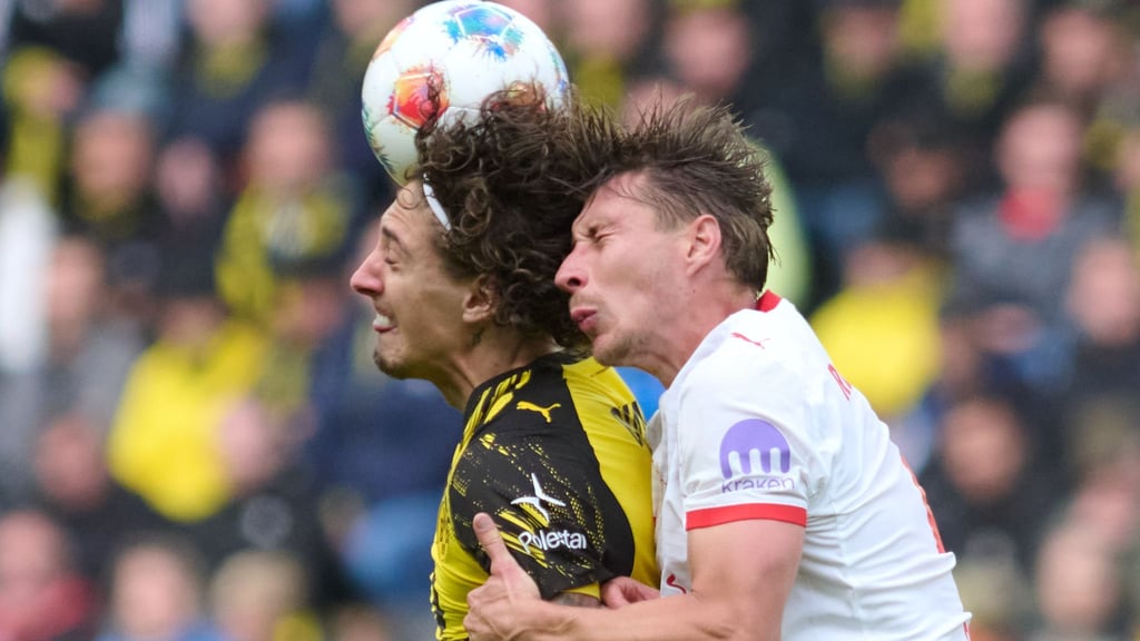 Fábio Silva (l) im Kopfball-Duell mit dem Leipziger Abwehrchef Willi Orban. (Archivbild)