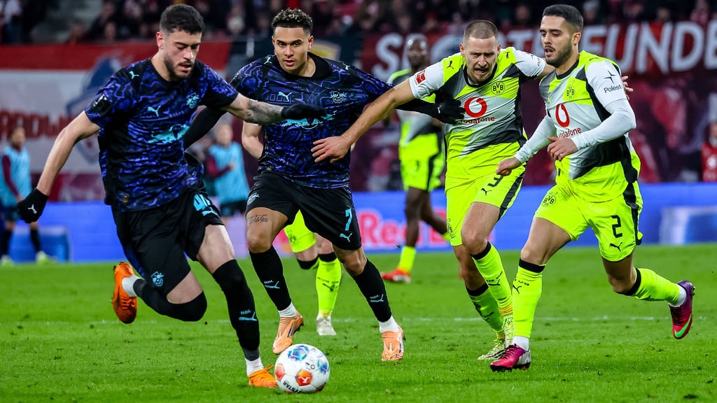 Leipzigs Romulo und Antonio Nusa im Zweikampf mit Dortmunds Waldemar Anton und Jan Couto (v.l.)