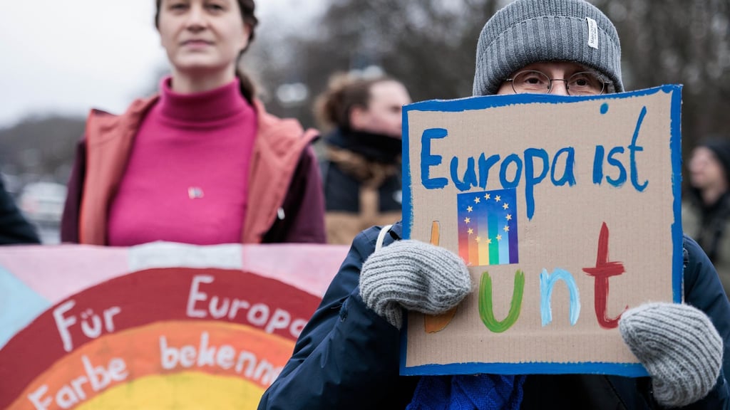 Eine Teilnehmerin hält ein Schild mit der Aufschrift "Europa ist bunt" bei der Kundgebung der proeuropäischen Initiative „We are Europe“ für ein starkes Europa am Brandenburger Tor.