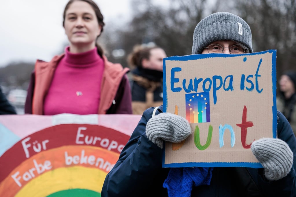 Eine Teilnehmerin hält ein Schild mit der Aufschrift "Europa ist bunt" bei der Kundgebung der proeuropäischen Initiative „We are Europe“ für ein starkes Europa am Brandenburger Tor.