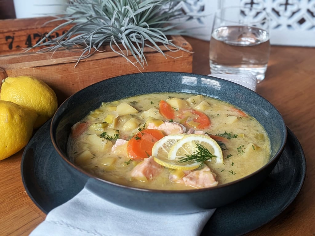 Der Clou in diesem Eintopf sind die mundgerechten Lachsstückchen. Sie kommen bei der Zubereitung erst in den Topf, wenn die Kartoffeln gar sind und müssen nur noch ziehen, bis auch sie gar sind.