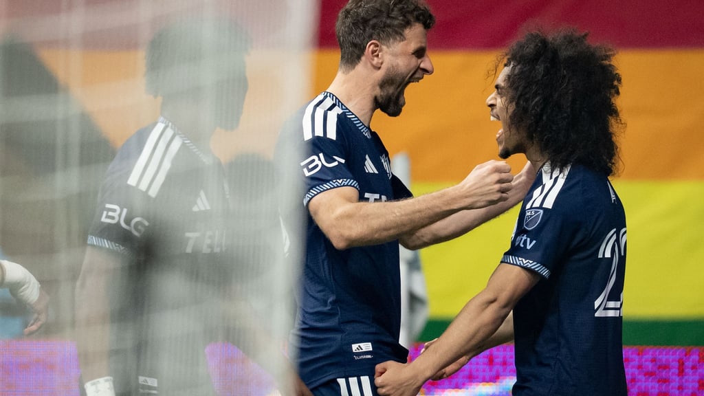 Thomas Müller (M) gewann mit Vancouver zum Auftakt der neuen MLS-Saison.