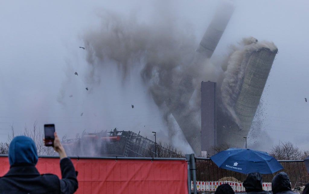 Mit 600 Kilogramm Sprengstoff wurde der alte Schornstein zu Fall gebracht.