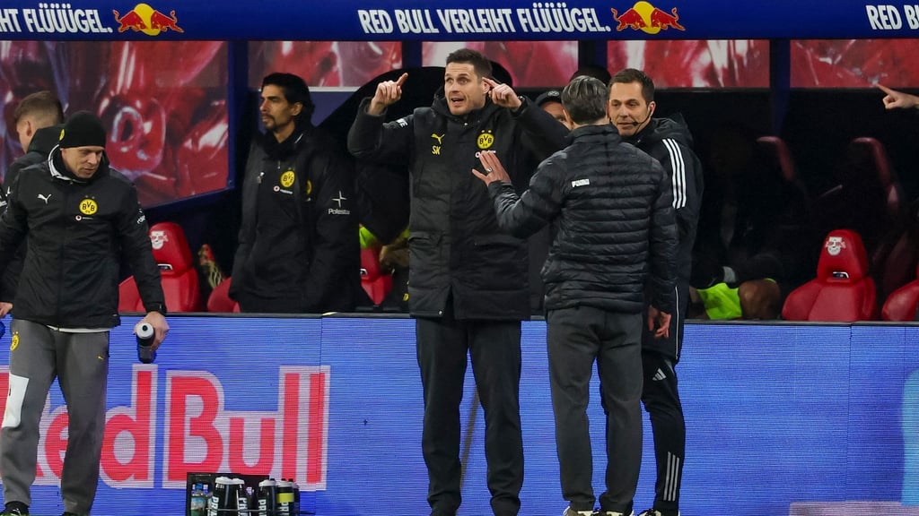 Sportdirektor Sebastian Kehl (3.v.r.) und Trainer Niko Kovac (2.v.r.) diskutieren mit dem vierten Offiziellen Robert Hartmann.