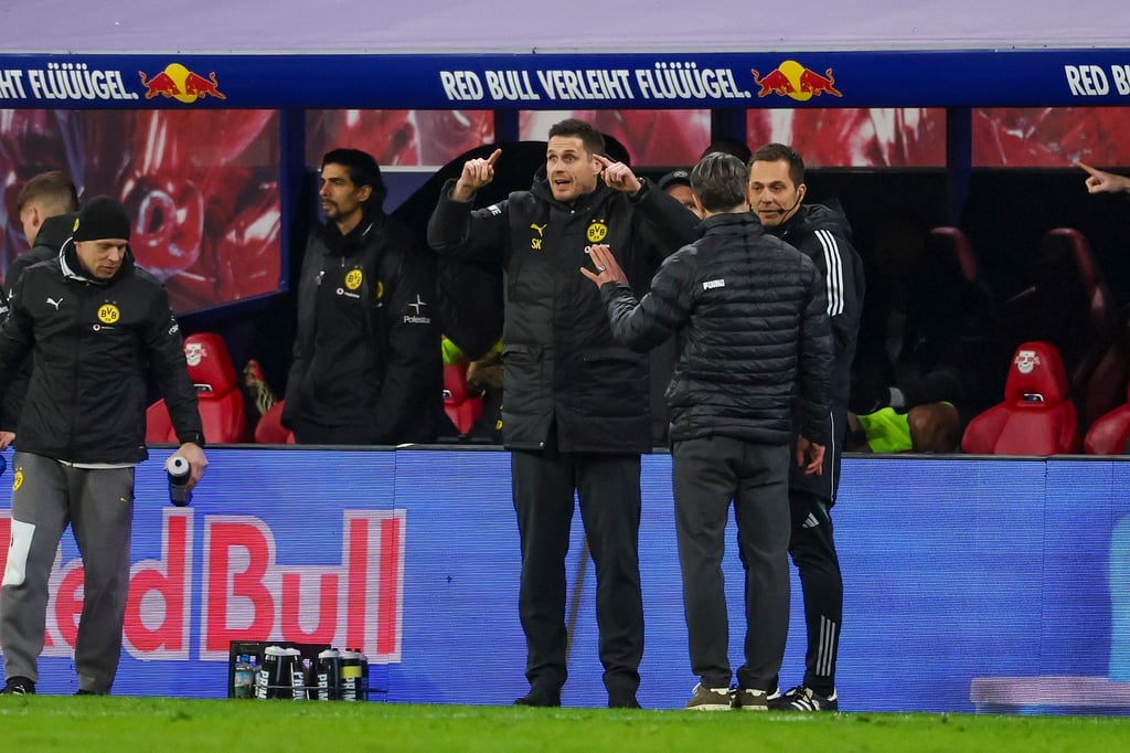 Sportdirektor Sebastian Kehl (3.v.r.) und Trainer Niko Kovac (2.v.r.) diskutieren mit dem vierten Offiziellen Robert Hartmann.