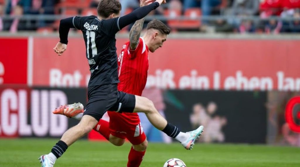 Niclas Stierlin (r.) brachte den Halleschen FC gegen den Greifswalder FC in der zweiten Halbzeit in Führung.