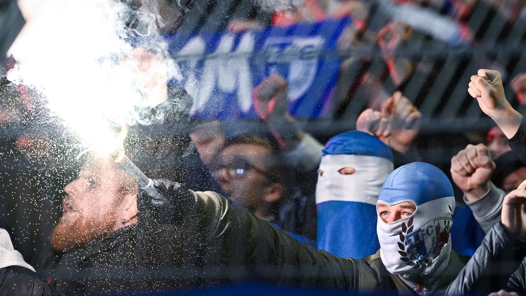 Ultras vom 1. FC Magdeburg beim Spiel zwischen dem FCM und dem FV Illertissen.