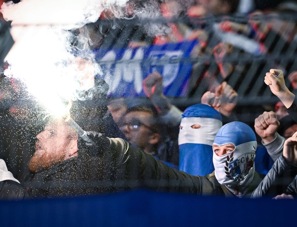 Ultras vom 1. FC Magdeburg beim Spiel zwischen dem FCM und dem FV Illertissen.