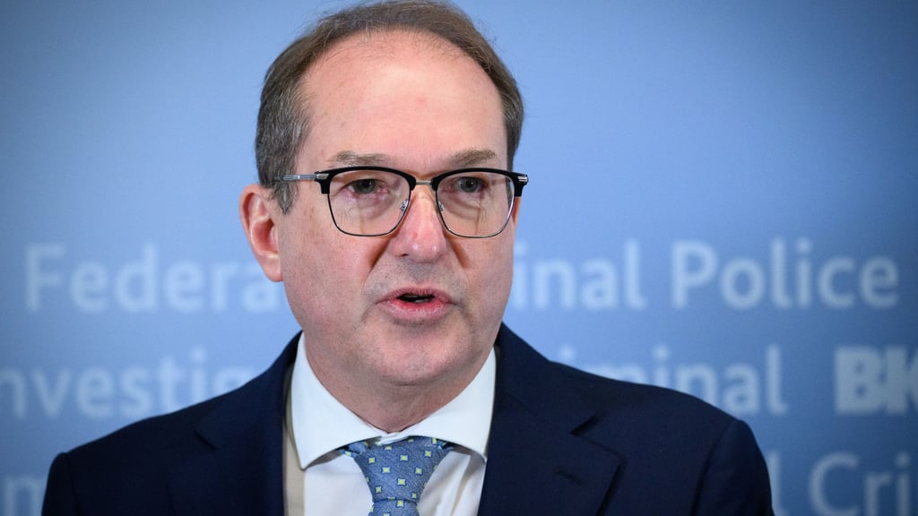 Bundesinnenminister Dobrindt will Asylbewerber schneller in Arbeit bringen. (Archivfoto)