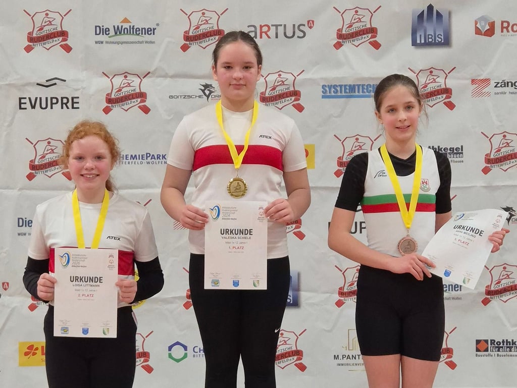 Die Ruderer des Bernburger Ruderclubs (BRC) erklimmen regelmäßig Treppchenplätze, hier der Nachwuchs, als Valeska Schiele (M.) bei im Ergometer-Rudern zwei Titel gewonnen hat. Der BRC bildet auch in diesem und kommenden Jahr einen von drei Talentstützpunkten im Altkreis Bernburg. 