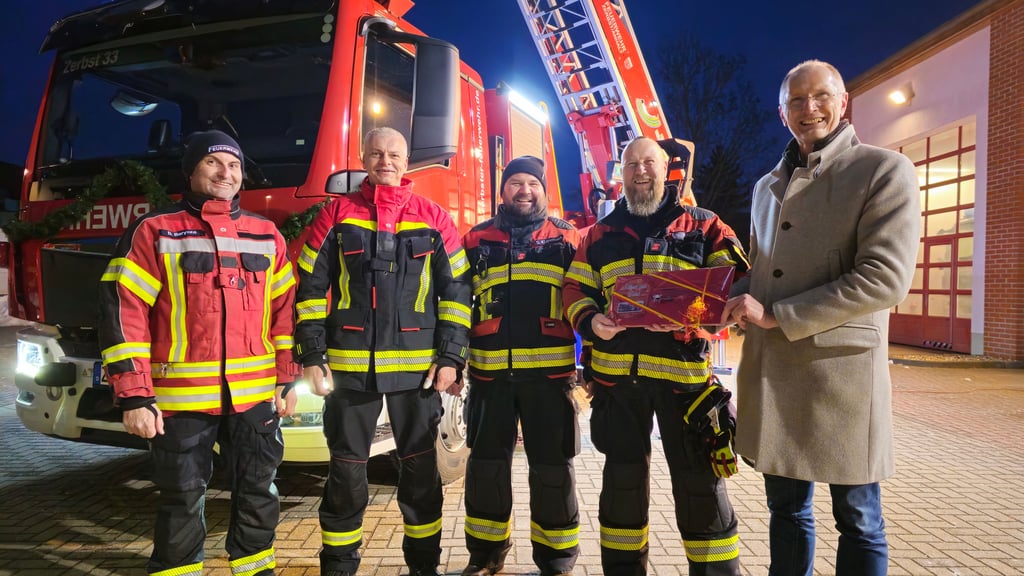 Am Freitag wurde die neue Drehleiter an die Feuerwehr übergeben. Links Stadtwehrleiter Denis Barycza, seine Stellvertreter Denis Hofmann und Sven Klarenbach, der Zerbster Ortswehrleiter Steffen Schneider und Andreas Dittmann.