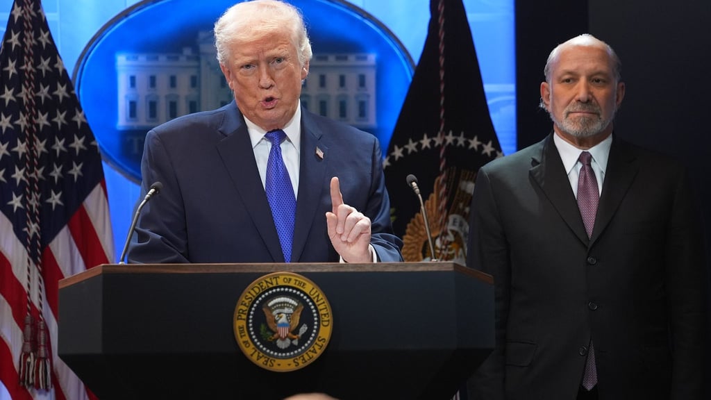 Zunächst kündigte US-Präsident Trump am Freitag einen weltweiten Zollsatz auf Importe in die USA von 10 Prozent an - um ihn dann am Folgetag auf 15 Prozent hochzusetzen.