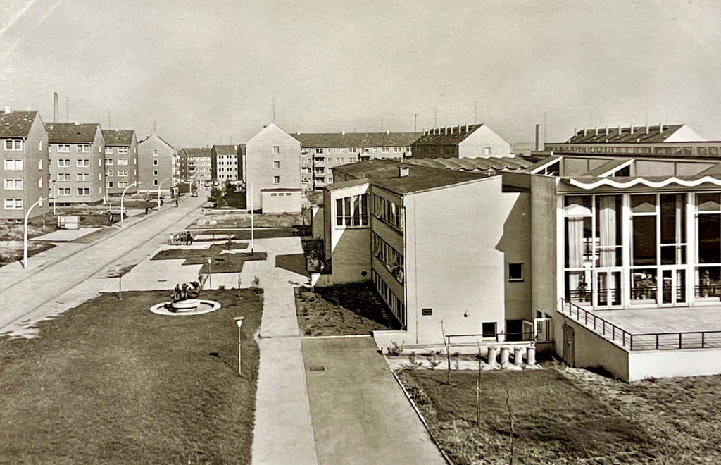 Das Neubaugebiet im Süden Bernburgs wuchs auch Mitte der 1970er Jahre weiter. Hier eine Aufnahme aus der Tolstoiallee mit der einstigen Gagarin-Schule, die nun seit wenigen Wochen wieder genutzt wird. 