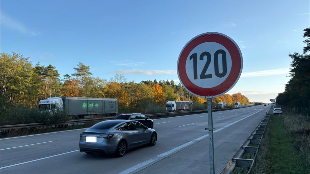 Auf mehreren Kilometern ist auf der Autobahn 2 zwischen Burg-Ost und Theeßen das Tempo gedrosselt worden, weil die Fahrbahn in einem schlechten Zustand ist.