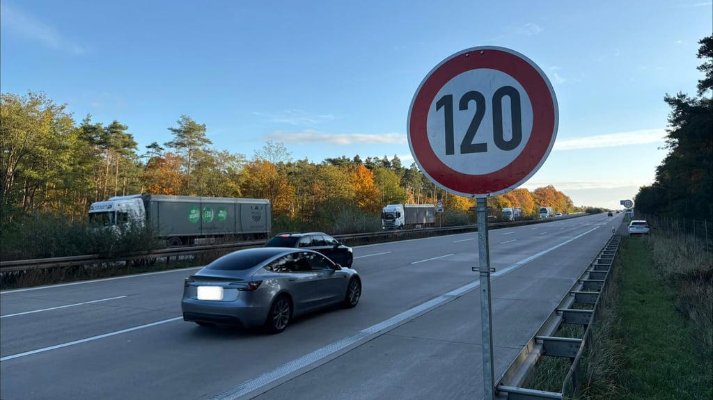 Auf mehreren Kilometern ist auf der Autobahn A2&nbsp;in Sachsen-Anhalt zwischen Burg-Ost und Theeßen das Tempo gedrosselt worden, weil die Fahrbahn in einem schlechten Zustand ist.