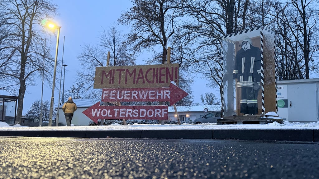 Die eindrückliche Such-Aktion der Feuerwehr vor dem örtlichen Bürgerhaus in Königsborn trifft in der Ortschaft auf ambivalente Gefühle.