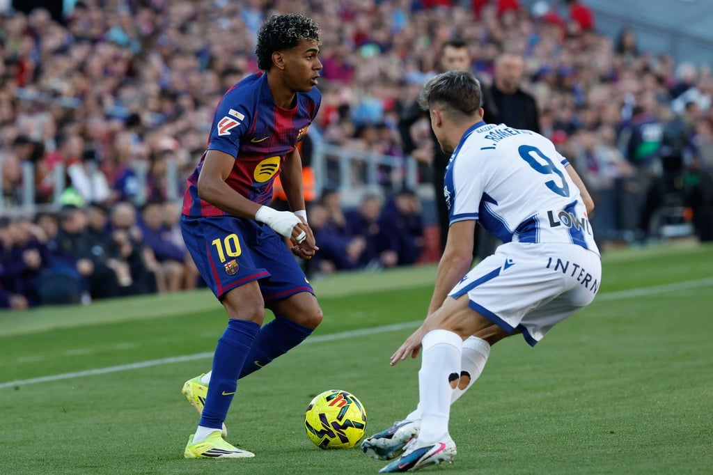 Barcelonas Lamine Yamal (l) und seine Kollegen sind wieder Tabellenführer.