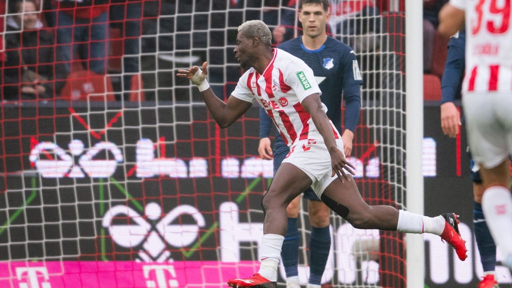 Ragnar Ache jubelt über sein spektakuläres Tor zum 1:0.