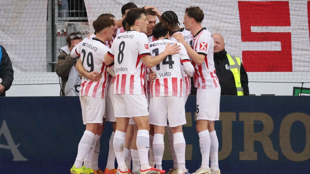 Der SC feiert Torschütze Matthias Ginter (Mitte).