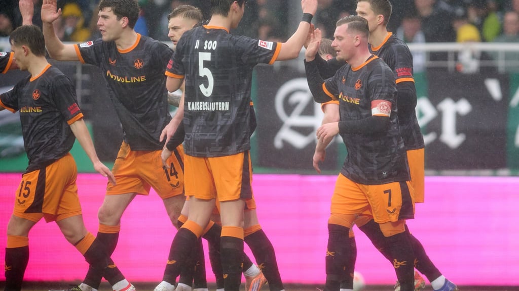 Kaiserslauterns Spieler jubeln über das Tor zum 1:0.