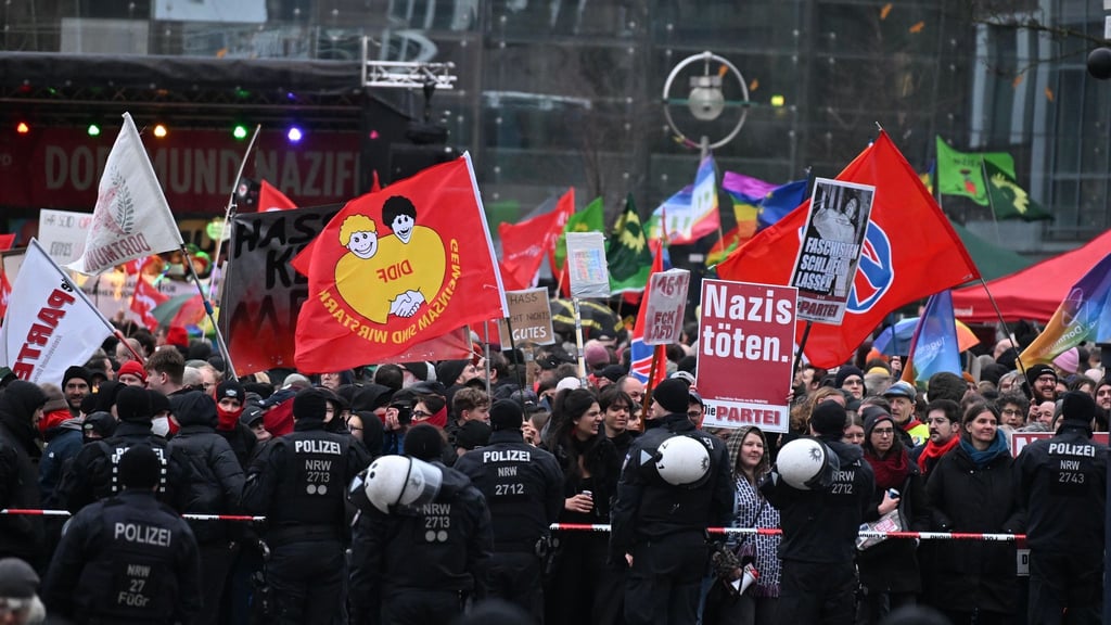 Mehr als 3.000 Menschen haben sich laut Polizei an den Protesten gegen Höcke in Dortmund beteiligt.