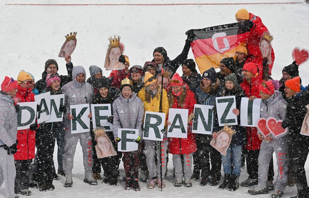 Franziska Preuß ließ sich im Ziel für ihre Karriere feiern.