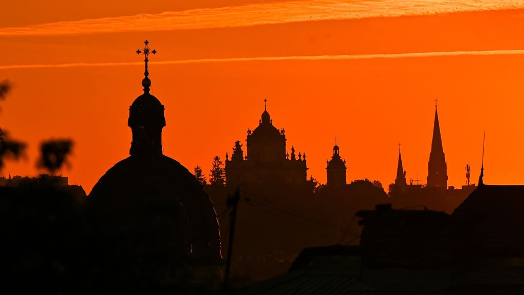 Lwiw ist nur etwa 50 Kilometer Luftlinie von der polnischen Grenze entfernt.