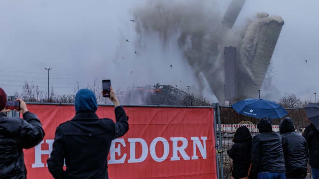 Mit 600 Kilogramm Sprengstoff wurde der alte Schornstein zu Fall gebracht.