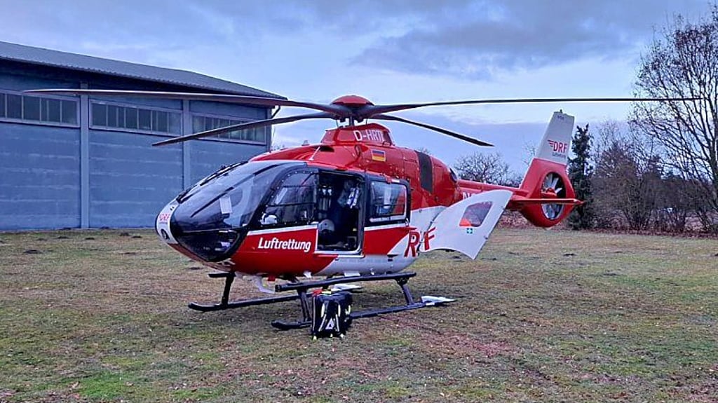 Mit einem Rettungshubschrauber ist eine Person am Samstag, 21. Februar, von Stendal-Nord ins Krankenhaus nach Magdeburg geflogen worden.