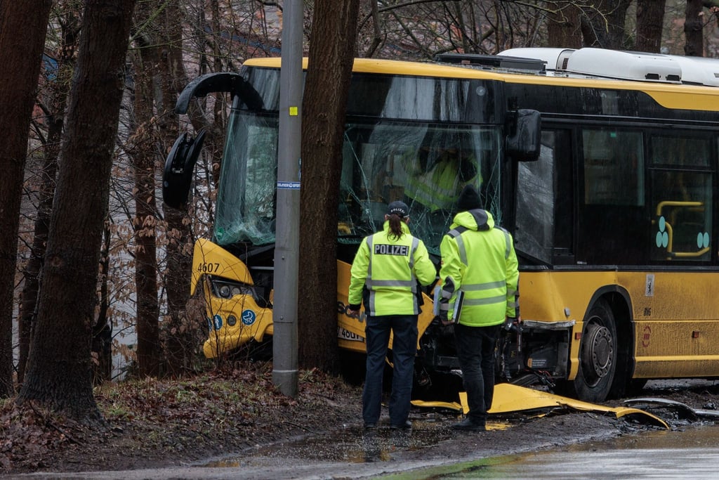 Ein Autofahrer kam mit lebensbedrohlichen Verletzungen ins Krankenhaus.