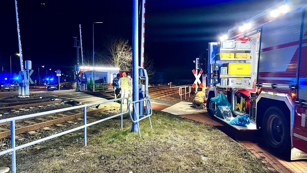 Am Bahnübergang nach Roschwitz wurde eine Person vom Zug erfasst.