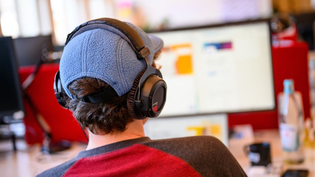 Fühlen sich Kolleginnen gestört, leidet die Arbeitsleistung oder gibt es vielleicht sogar Sicherheitsbedenken? Ist die Antwort nein, sollte Musik am Arbeitsplatz erst mal kein Problem sein.