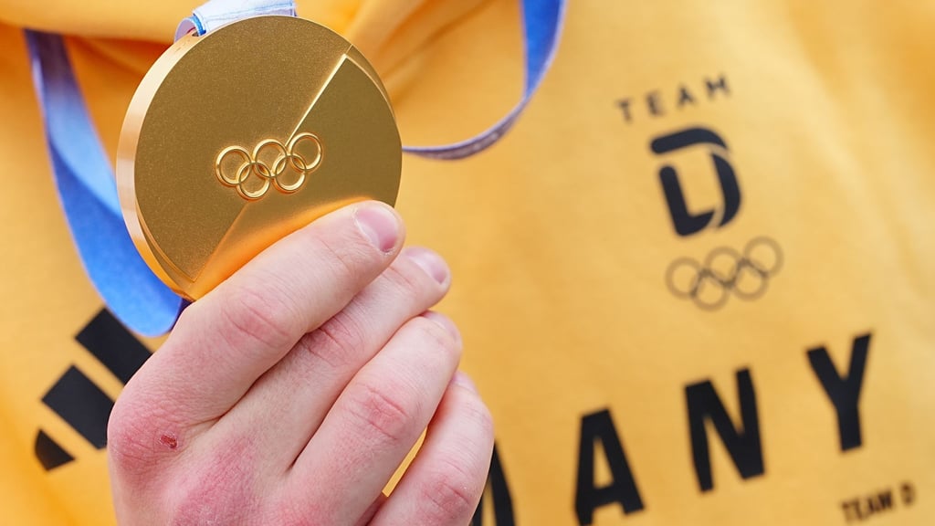 Gold gab es für das deutsche Team seltener als vor vier Jahren - hier die Medaille von Rodler Max Langenhan. (Archivbild)