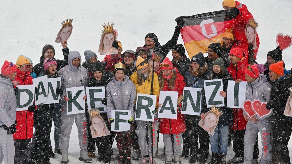 Franziska Preuß ließ sich im Ziel für ihre Karriere feiern.