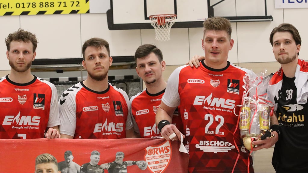 Seine Mitspieler beim HV Rot-Weiss Staßfurt gratulierten Nils Hähnel (2.v.r.) nach Abpfiff zu seinem Tor-Jubiläum.