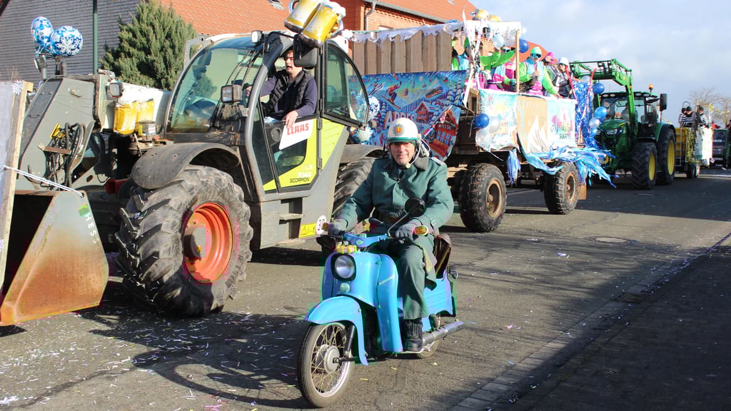 Auf 13 Mottowagen fahren die Teilnehmer durch den kleinen Ort. Auch eine Schwalbe mischt beim Umzug mit. 